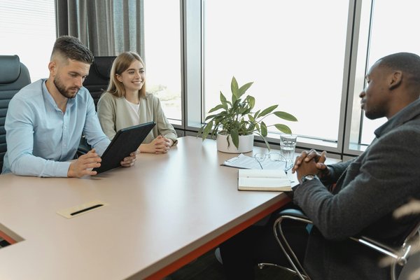 Quels sont les meilleurs moyens d'enseigner les bases de l'improvisation théâtrale aux adolescents ?