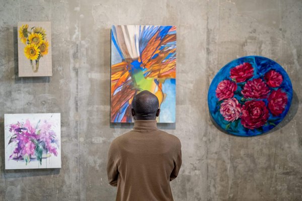 Comment mettre en place une exposition d'art numérique interactive dans votre salon ?
