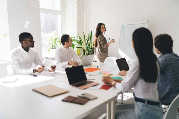Comment les petites entreprises peuvent-elles appliquer des stratégies de marketing digital à faible coût ?